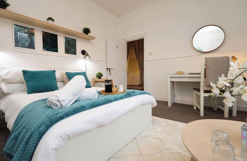 Adamsdown Casa | Cardiff Guesthouse & On-Street Parking