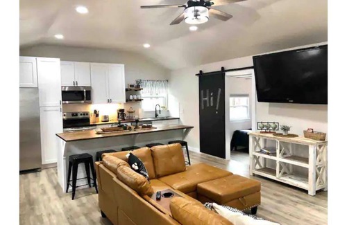 Austin Cabina | "Cardinal" cabin in 2 acre boutique tiny home resort w pool!