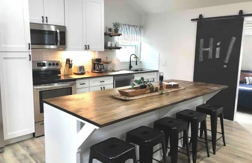 Austin Cabina | "Cardinal" cabin in 2 acre boutique tiny home resort w pool!