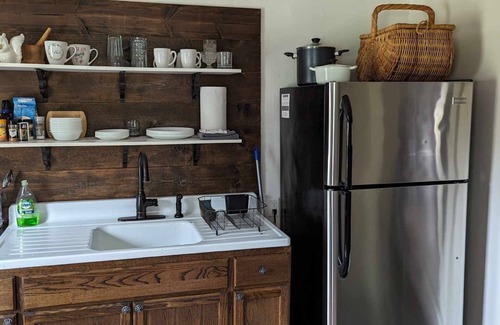 McArthur Cabina | Cardinal Cottage - Child & Pet Friendly near the Hocking Hills & Lake Hope