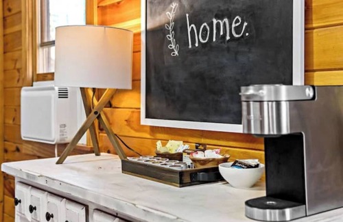 Marion Cabina | Cardinal's Nest, Cozy Mountain Cabin, Close to Lake James, Pet Friendly!