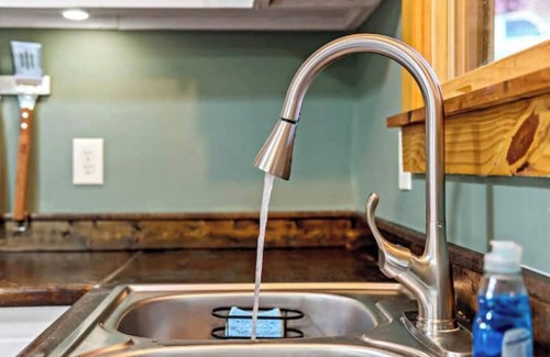 Marion Cabina | Cardinal's Nest, Cozy Mountain Cabin, Close to Lake James, Pet Friendly!