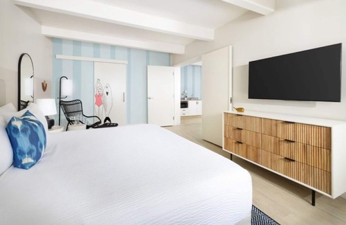 New Town Hotel | Carefree Key West Days | 2 Pools, Karaoke Nights, Tiki Drinks & Games