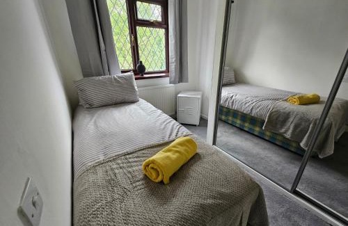 Lydiard Tregoze Casa | Carey House Long Stays Free Parking and WI-FI