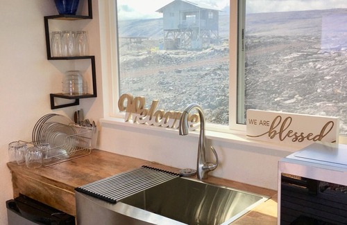 Pahoa Casa | Cargo Container HomeOnTheLava ~ Ocean & Volcano View Sleeps 4 ~ Julie’s Sunrise