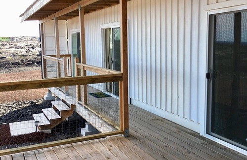 Pahoa Casa | Cargo Container HomeOnTheLava ~ Ocean & Volcano View Sleeps 4 ~ Julie’s Sunrise