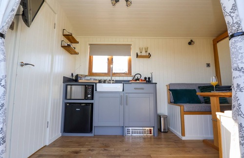Gwaenysgor Near Prestatyn Cabaña | CARIAD BACH, pet friendly, character holiday cottage in Prestatyn