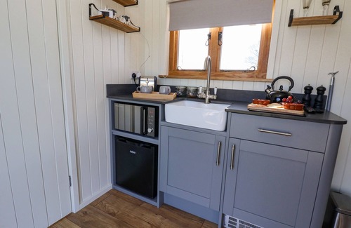 Gwaenysgor Near Prestatyn Cabaña | CARIAD BACH, pet friendly, character holiday cottage in Prestatyn