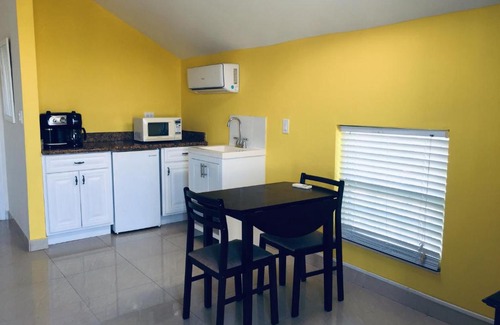 Leeward Settlement Apartamento | Carib Club Second Floor C