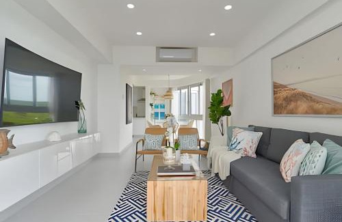 Juan Dolio - El Pueblo Apartamento | Caribbean Sunrise View, Beachfront Apartment.
