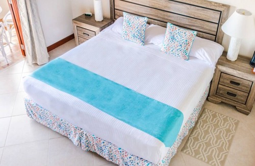 Maynards Casa | Caribbean Experience! Spacious Units w/ Kitchen! Short Drive to Gibbes Beach!