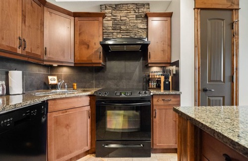 East Kootenay Apartamento | Caribou Pines | Outdoor Pool & Hot Tub | Fireplace