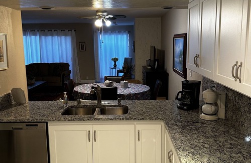 Carlsbad Condominio | Carlsbad Hideaway. Pool, Spa, BBQ. Walking to restaurants/shops