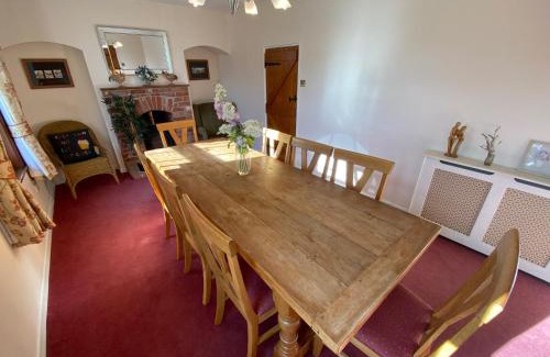 Little Glemham Casa | Carlton Cottage Country Retreat - Perfect for Ipswich - Aldeburgh - Southwold - Thorpeness - Sizewell B - Sizewell C - Sleeps 13