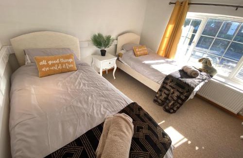 Little Glemham Casa | Carlton Cottage Country Retreat - Perfect for Ipswich - Aldeburgh - Southwold - Thorpeness - Sizewell B - Sizewell C - Sleeps 13