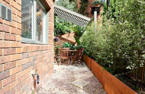 Carlton Casa | Carlton Dream: Leafy 2-bed bathroom Lygon St terraced house