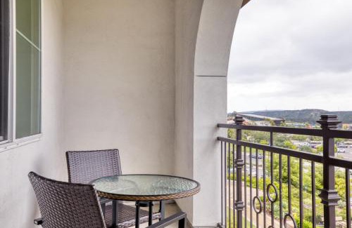 Carmel Valley Apartamento | Carmel Valley 2br w gym bbq wd nr dining SAN-28