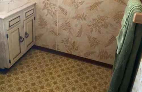 Carnegie Casa | Carnegie home- close to shops and highway