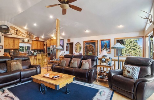 Carnelian Bay Casa | Dog-Friendly Cabin w Hot Tub, Sleeps 9, Lake & Ski