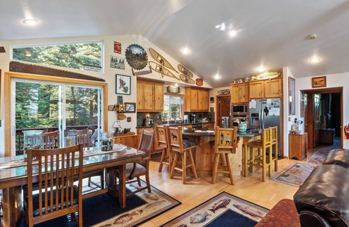 Carnelian Bay Casa | Dog-Friendly Cabin w Hot Tub, Sleeps 9, Lake & Ski