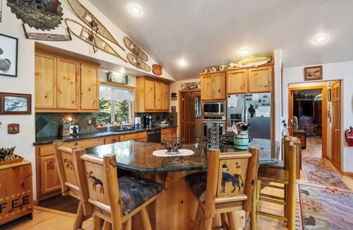 Carnelian Bay Casa | Dog-Friendly Cabin w Hot Tub, Sleeps 9, Lake & Ski