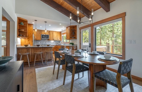 Cedar Flat Cabina | Carnelian Crest, modern 3BR cabin with hot tub - perfect Couples Retreat!