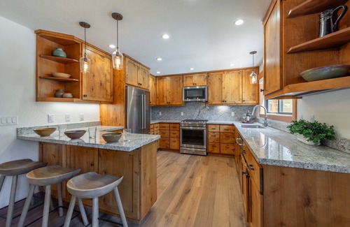 Cedar Flat Cabina | Carnelian Crest, modern 3BR cabin with hot tub - perfect Couples Retreat!