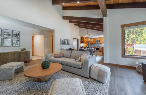 Cedar Flat Cabina | Carnelian Crest, modern 3BR cabin with hot tub - perfect Couples Retreat!