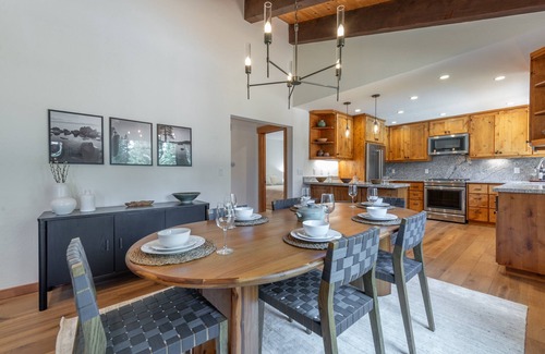 Cedar Flat Cabina | Carnelian Crest, modern 3BR cabin with hot tub - perfect Couples Retreat!