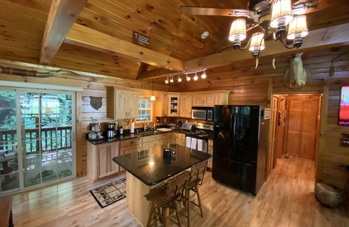 Waynesville Cabina | Carolina CREEKSIDE Cabin - Fire Pit & HOT TUB on the Creek - Easy Access