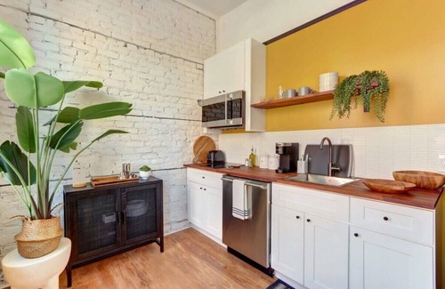 Old West Broad Neighborhood Apartamento | Carolina Gold @ The Huntingdon Lofts Collection