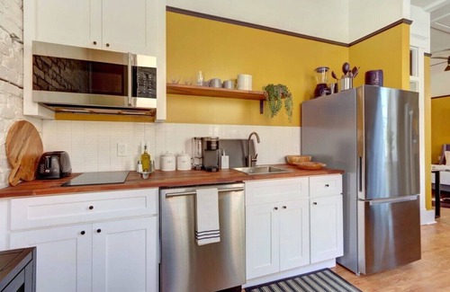 Old West Broad Neighborhood Apartamento | Carolina Gold @ The Huntingdon Lofts Collection