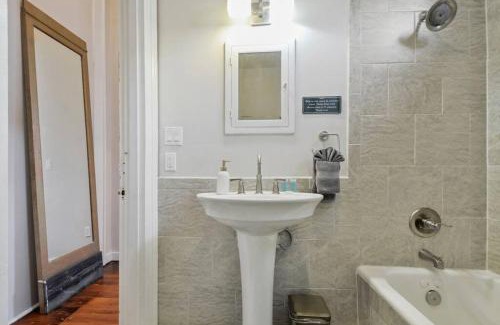 Faubourg Livaudais Apartamento | Carondelet House - 1886 Garden District Manse