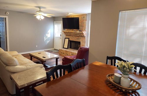 Cedar Hill Casa | Carousel Cottage - Quiet, Cozy, 15 minutes from Downtown Dallas!