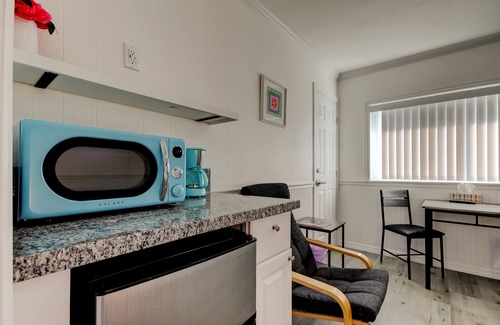 Sunset Reef Hotel | 🩴Carousel Suites #3 – Sweet Studio Steps from the Sand!