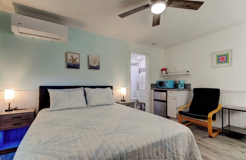 Sunset Reef Hotel | 🩴Carousel Suites #3 – Sweet Studio Steps from the Sand!
