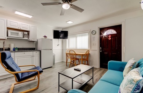 Sunset Reef Apartamento | 🌞Carousel Suites #6 - Updated Studio steps to the beach- Perfect for a Relaxing Getaway!