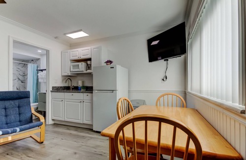 Sunset Reef Apartamento | 🌞Carousel Suites #6 - Updated Studio steps to the beach- Perfect for a Relaxing Getaway!