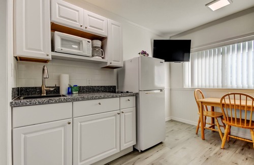 Sunset Reef Apartamento | 🌞Carousel Suites #6 - Updated Studio steps to the beach- Perfect for a Relaxing Getaway!