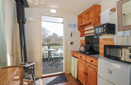 Hadlow Down Cabaña | CARP HUT, pet friendly, character holiday cottage in Crowborough
