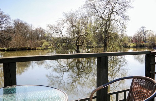 Hadlow Down Cabaña | CARP HUT, pet friendly, character holiday cottage in Crowborough