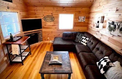 Cleveland Cabina | “Carpe Diem” cabin/ w studio/koi pond/ 9 acres