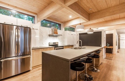 Muskoka Lakes Casa | Orientación SW ¡Nueva construcción en la cabaña de Bass Lake con todas las campanas y silbatos!