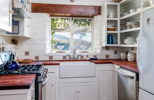 Carpinteria Casa | Carpinteria Adobe Ranch House on Bluffs Above Ocean