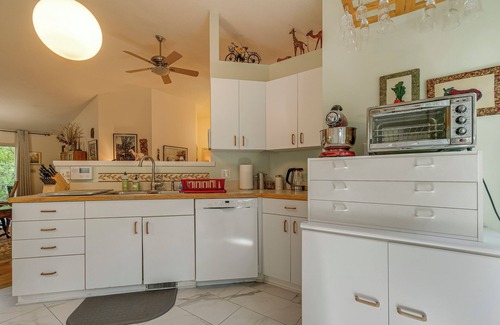 Carrboro Casa | Carrboro Quaint! 2 Mi to Heart of Chapel Hill!