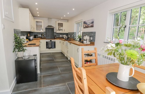 Pen-y-sarn Cabaña | CARREG WINLLAN, with a garden in Amlwch