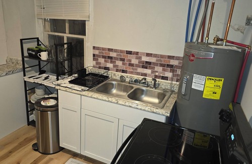 Fayette Condominio | Carriage House by CMU - Lower Condo - Kitchen, King Bed, 70" TV Fast WiFi & AC