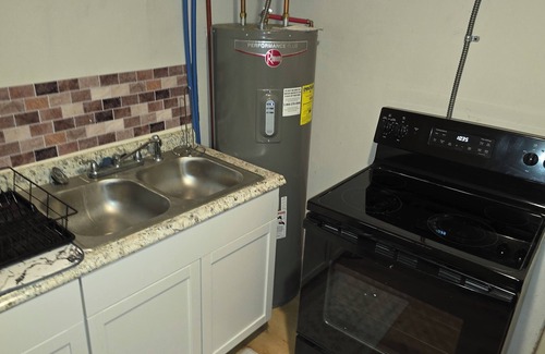 Fayette Condominio | Carriage House by CMU - Lower Condo - Kitchen, King Bed, 70" TV Fast WiFi & AC