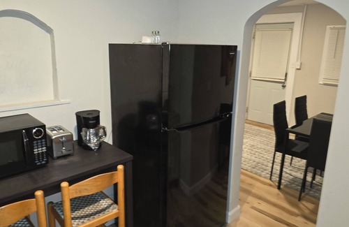 Fayette Condominio | Carriage House by CMU - Lower Condo - Kitchen, King Bed, 70" TV Fast WiFi & AC