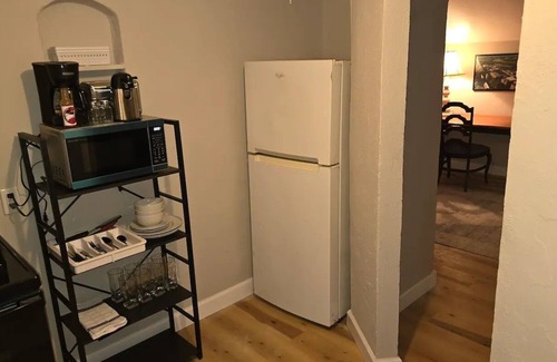 Fayette Condominio | Carriage House by CMU - Upper Condo - Kitchen, King Bed, 65" TV Fast WiFi & AC